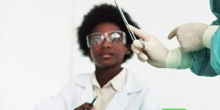 医学生学习使用医疗设备进行缝合。