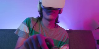 年轻玩家玩新电子游戏，具有虚拟现实体验——年轻人娱乐和科技概念VR头盔用户对数码互动艺术的表现。