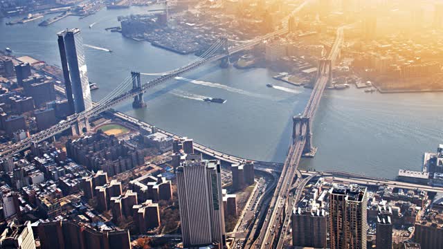 布鲁克林和曼哈顿大桥。日出。纽约。