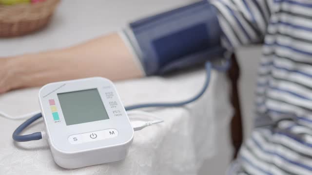 特写老年妇女在家测量血压
