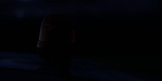 一个琥珀频闪灯警示灯的特写在一辆车的屋顶在晚上