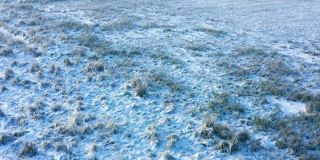 一场雪后的一个霜冻和雾蒙蒙的早晨，未开垦的土地的鸟瞰图