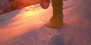 低角度:夕阳下，人们在白雪覆盖的草地上奔跑，雪花闪闪发光。