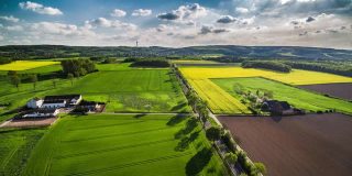 田园诗般的春天景观在德国-鸟瞰图