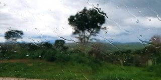 雨水滴下车窗玻璃的慢动作视频