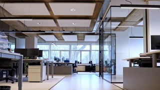 一个空旷的现代阁楼办公室的内部开放空间视频素材模板下载