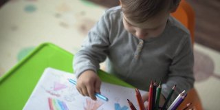 童年，艺术，教育，创意概念-真实的学前儿童未成年聪明的创意天才男孩2-4岁用彩色铅笔画画家庭的春天夏天，家里的彩虹