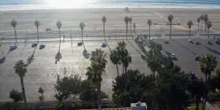 圣塔莫尼卡海滩和停车场加州无人机鸟瞰图