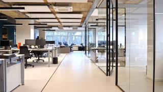 一个空旷的现代阁楼办公室的内部开放空间视频素材模板下载