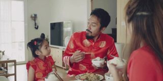 一家人在中国新年那天吃饭。