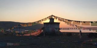 中国西藏玛旁雍错湖的日出。