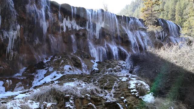 九寨沟冬天的五彩湖，瀑布，森林，山脉