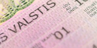 旅客护照。欧盟。签证控制。全息图和水印是一种防伪手段。