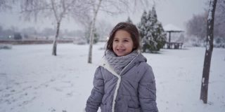 顽皮可爱的女孩在下雪的时候伸出舌头