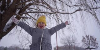 快乐的女孩庆祝第一天下雪