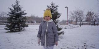 可爱的微笑女孩享受第一天的雪