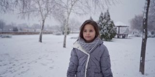 安详的女孩享受着第一天的下雪