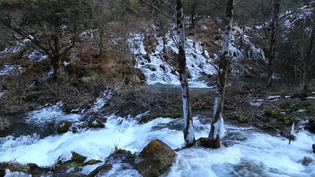 九寨沟冬天的五彩湖，瀑布，森林，山脉