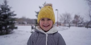 有趣的女孩在雪地上玩的时候伸出舌头做鬼脸