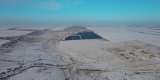 大型现代太阳能电池板厂在冬天的雪地里在欧洲的某个地方