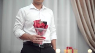 情人节这天，一个男人拿着礼盒给他的女孩一个惊喜。视频素材模板下载
