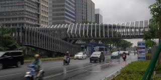 下雨天雅加达市区著名的人行天桥交通街道慢镜头全景4k印尼