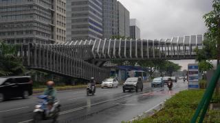 下雨天雅加达市区著名的人行天桥交通街道慢镜头全景4k印尼视频素材模板下载