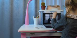 学龄前儿童女孩在家远程在线教育，小学生在笔记本电脑上观看视频课程