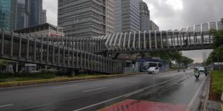 下雨天雅加达市区著名的人行天桥交通街道慢镜头全景4k印尼
