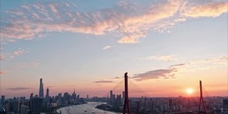 时间流逝的镜头与美丽的云和城市天际线的背景上海城市日落，4k高角度视图b滚动拍摄。