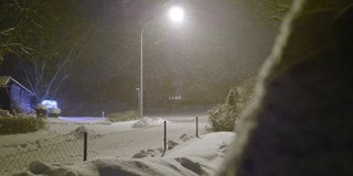 夜里大雪下在一条乡村公路上