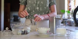 一个女人泡一杯茶的慢动作视频