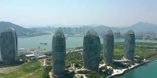 阳光明媚的一天海南岛三亚著名酒店航拍全景4k中国