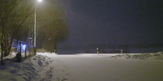 夜里大雪下在一条乡村公路上