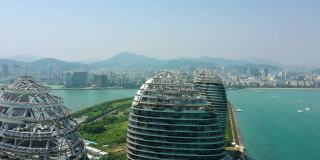 阳光明媚的一天海南岛三亚著名酒店屋顶航拍4k中国全景