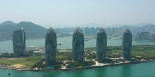 阳光明媚的一天海南岛三亚著名豪华酒店航拍全景4k中国