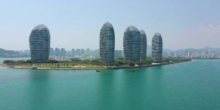 阳光明媚的一天，海南岛三亚著名酒店综合体航拍4k中国全景
