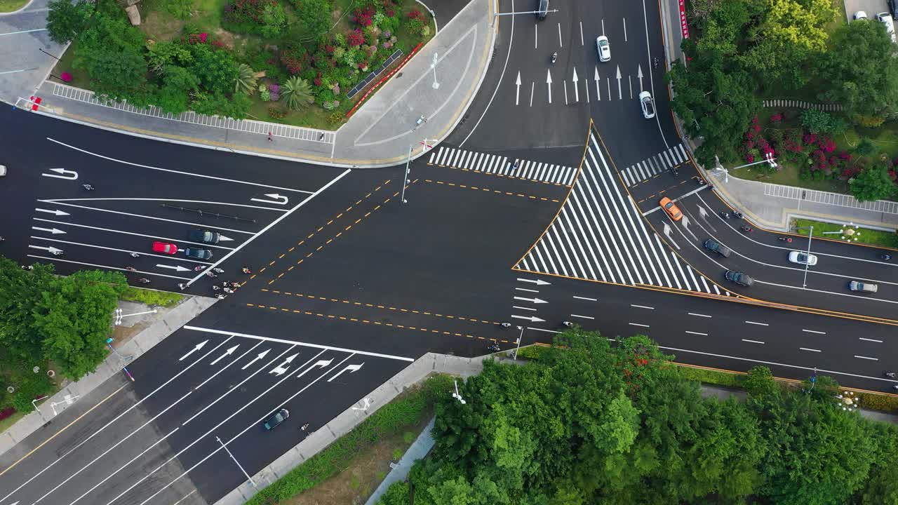 海南三亚滨江交通街道十字路口高空俯视图4k中国