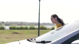 亚洲女人车抛锚在路上打开散热器引擎盖车和看到引擎视频素材模板下载