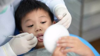亚洲小孩在牙科诊所看牙医。牙科检查和保健的概念视频素材模板下载