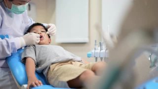 亚洲小孩在牙科诊所看牙医。牙科检查和保健的概念视频素材模板下载