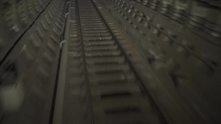 地下铁路隧道。从地铁司机室看移动轨道视频素材模板下载