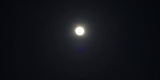 满月和移动的云，夜晚的风景