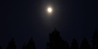 满月和移动的云，夜晚的风景