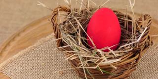红色的复活节彩蛋嵌套在篮子里