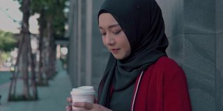 穆斯林妇女喝咖啡