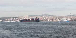 伊斯坦布尔博斯普鲁斯海峡的集装箱船和渡轮的慢镜头