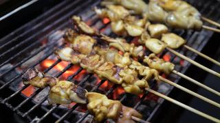 烤架上的烤鱿鱼串是泰国街头美食中著名的菜单视频素材模板下载