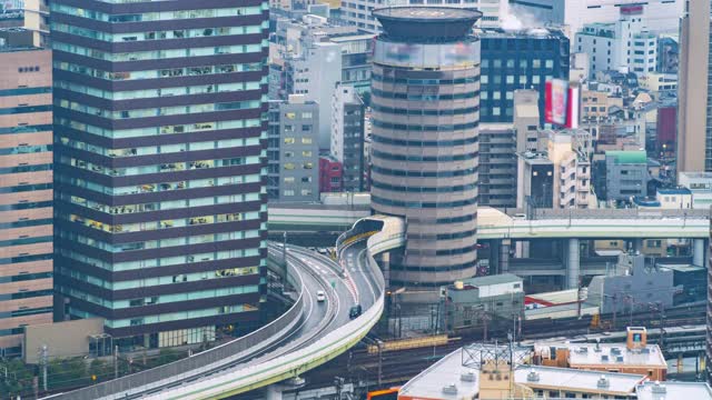 4K，时间流逝，日本现代城市大阪街道上的交通状况。