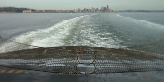 西雅图渡轮乘坐后视图城市景观倾斜转移